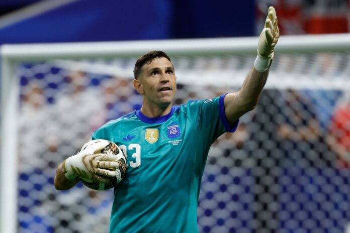 el-dibu-martinez-sera-titular-en-chelsea-a-horas-de-su-contratacion Emiliano Martínez con la camiseta de Chelsea