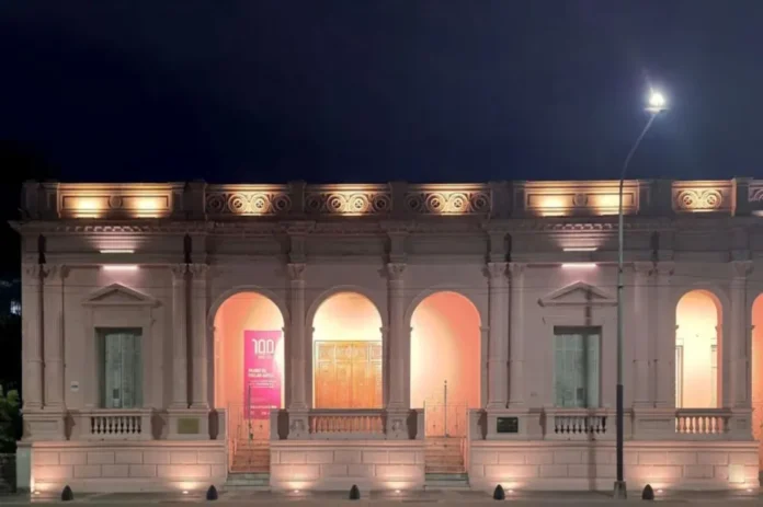 Fachada del Museo Provincial de Bellas Artes iluminada