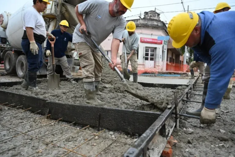 Trabajos de hormigonado en la intersección de Del Valle y Constitución en Gualeguaychú