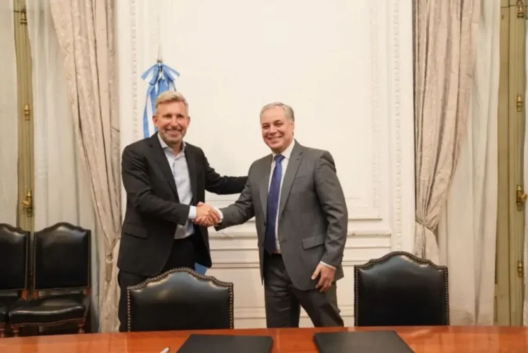 Firma de convenio entre el gobernador Rogelio Frigerio y el director de Anses Guillermo Arancibia