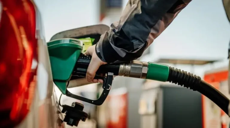 Estación de servicio con surtidores de combustible