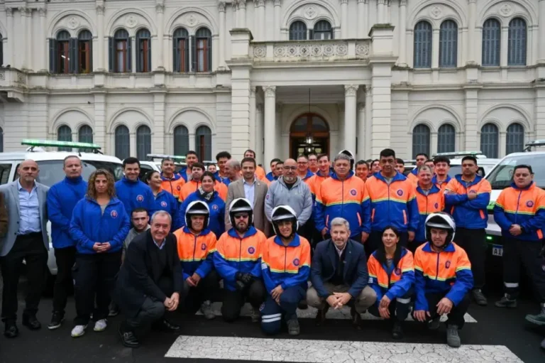 Presentación de ambulancias en la explanada de la Casa de Gobierno de Entre Ríos