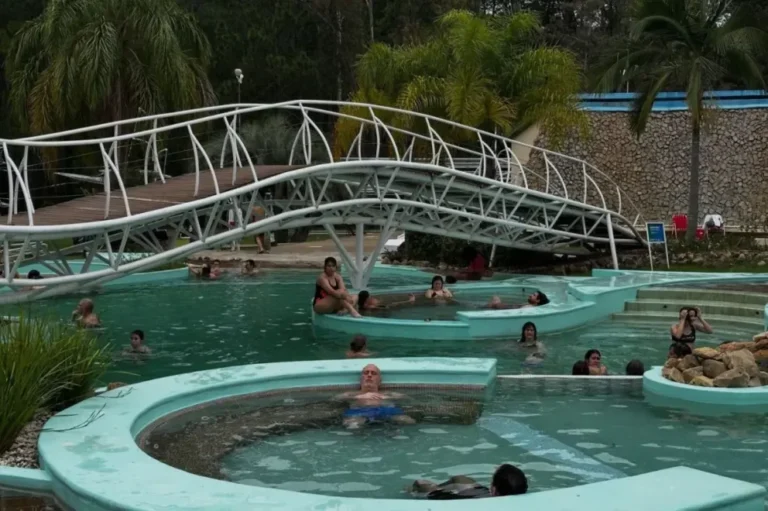 Turistas en un complejo termal de Entre Ríos durante el fin de semana largo