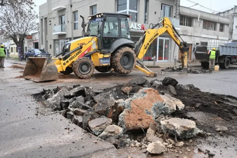 Recambio de cañerías cloacales en la esquina de Primera Junta y San Juan