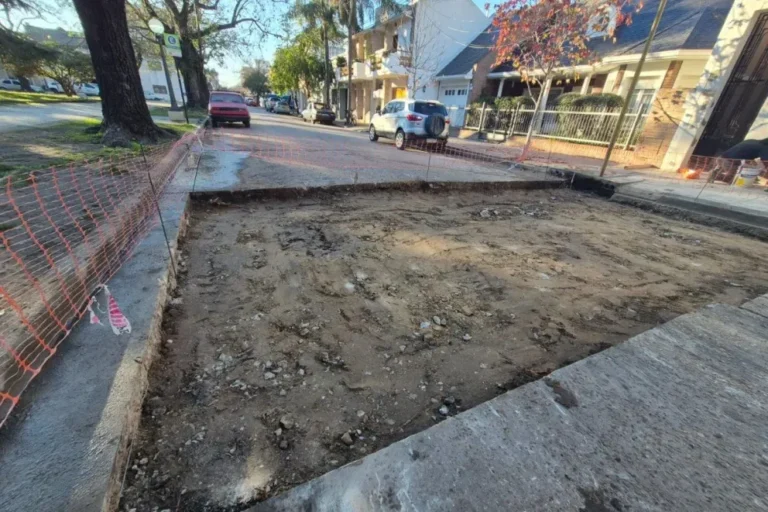 Calle con cartel de corte por obras de bacheo en Gualeguaychú
