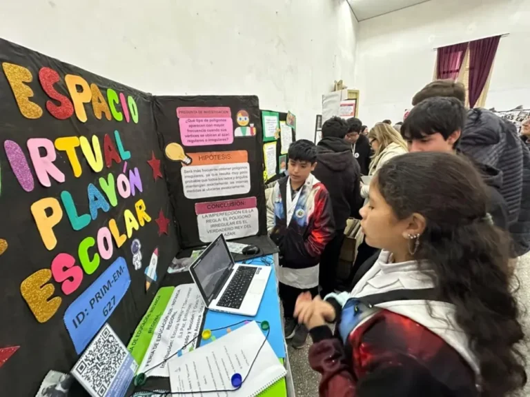 Estudiantes presentando proyectos en la Feria de Educación del CGE