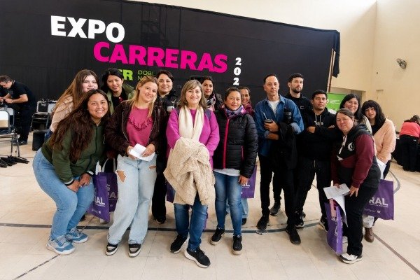 expo-carreras-victoria-2026-estudios-superiores-articulacion-laboral Stand de la Expo Carreras Victoria 2026 con estudiantes y expositores