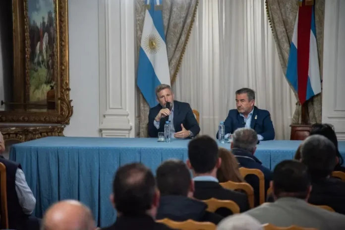 frigerio-entrego-aportes-y-equipamiento-para-fortalecer-la-seguridad-en-44-municipios-y-comunas-2 Acto de entrega de aportes del Foprose en Entre Ríos