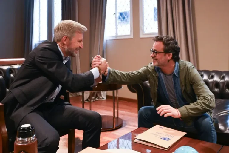 Frigerio y Gastón Pauls durante la firma del convenio