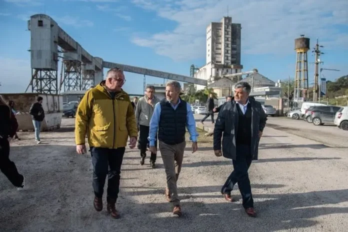 Gobernador Frigerio recorriendo el puerto de Diamante