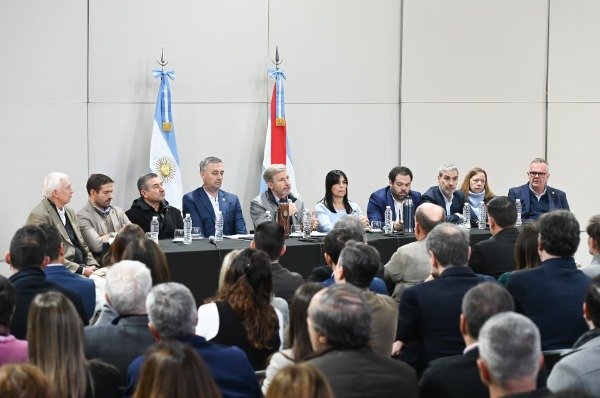Rogelio Frigerio, gobernador de Entre Ríos, durante una reunión con funcionarios