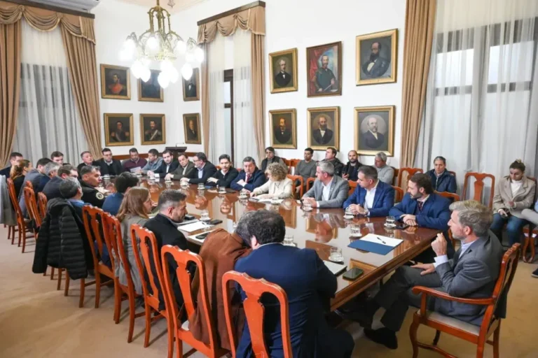 Reunión de gobernador Frigerio con intendentes en Casa de Gobierno