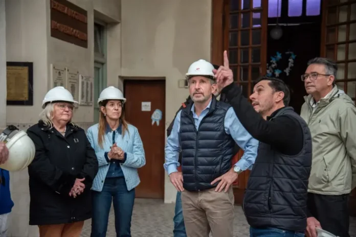 Gobernador Frigerio recorre la obra de restauración de la Escuela Independencia en Diamante
