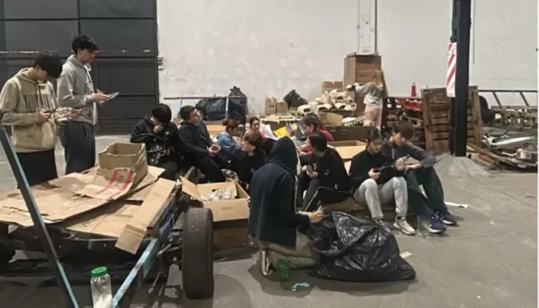 Grupos de carrozas trabajando en galpones del puerto de Gualeguaychú