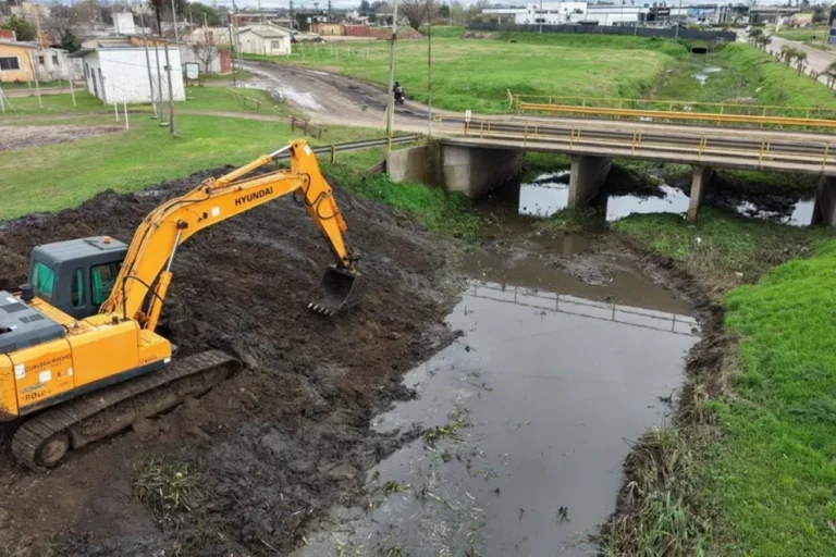 Excavadoras trabajando en la limpieza de la Cañada de Gómez en Gualeguaychú
