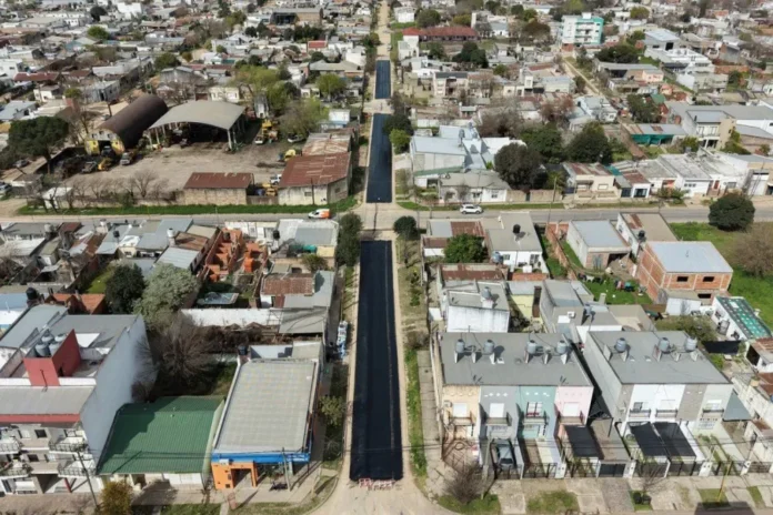 habilitaron-tres-nuevas-cuadras-de-asfalto-en-calle-hernandez-de-parana Calle Hernández pavimentada en Paraná