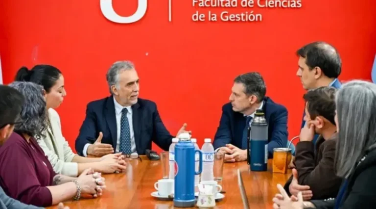 Reunión en la Facultad de Ciencias de la Gestión de la Uader sobre la Hidrovía Paraná-Paraguay