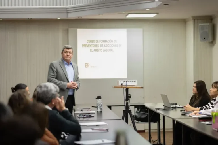Capacitación del IAPV en el salón del CGE