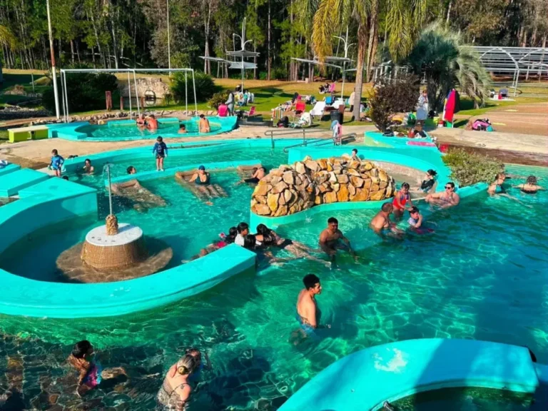 Vista del Lago de Salto Grande con instalaciones termales