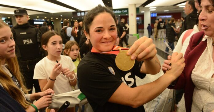 las-leonas-regresaron-argentina-titulo-mundial-ezeiza Jugadoras de Las Leonas con la Copa del Mundo en el Aeropuerto de Ezeiza