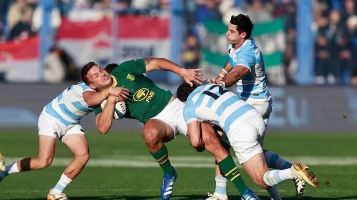 Los Pumas forman en el campo de rugby antes de un partido