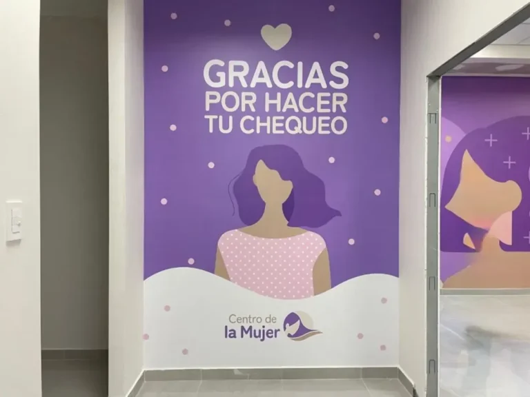 Mujeres en el Centro de la Mujer CEMENER durante atención del programa OSER