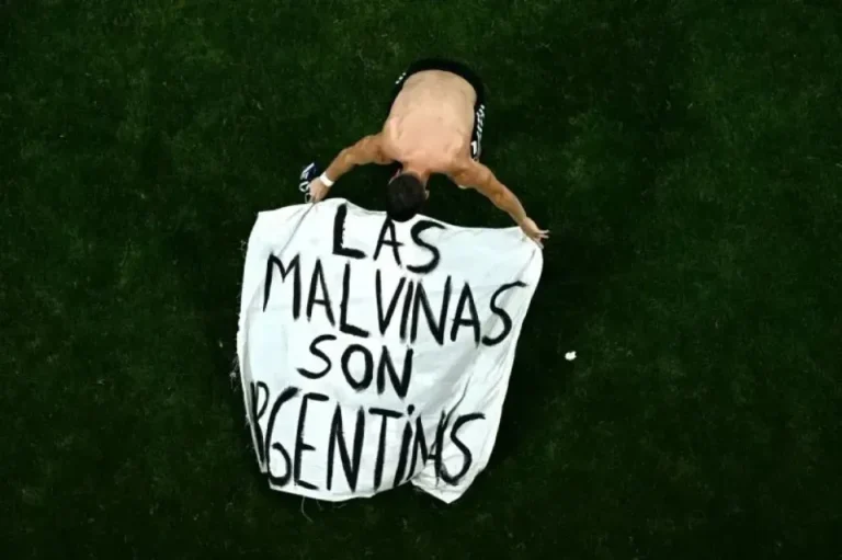 Islas Malvinas y bandera argentina
