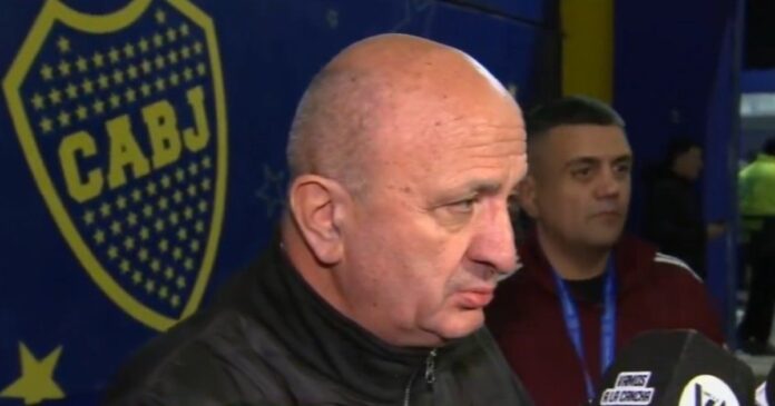 nicolas-russo-cuestiono-al-var-tras-la-derrota-de-lanus-ante-boca Nicolás Russo, presidente de Lanús, durante una conferencia de prensa