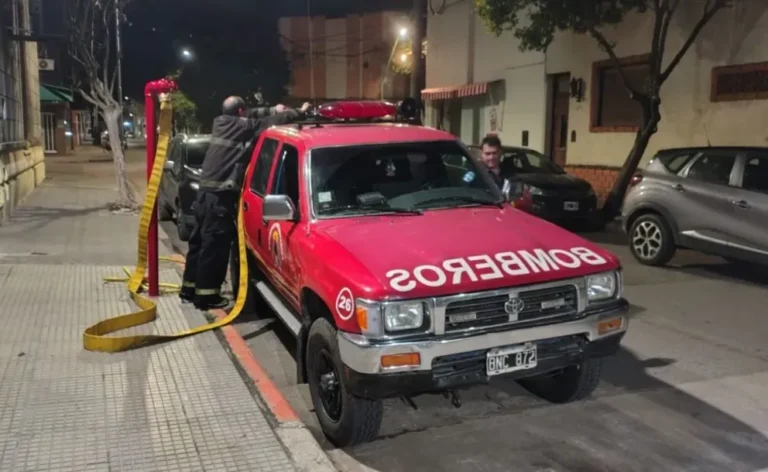 Bomberos trabajando en un vehículo incendiado en la intersección de 9 de Julio e Ituzaingó