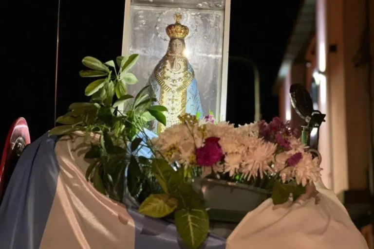 Peregrinos caminando hacia la capilla de la Virgen del Valle en Pehuajó Sud