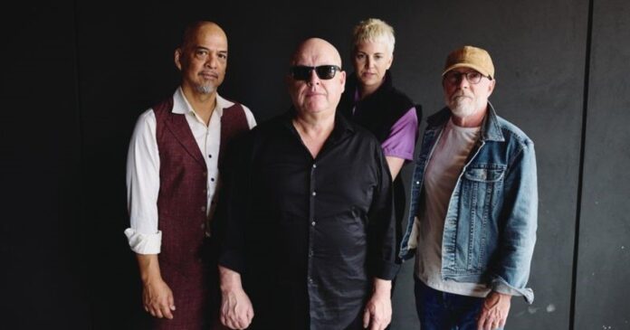 Pixies en vivo durante un concierto
