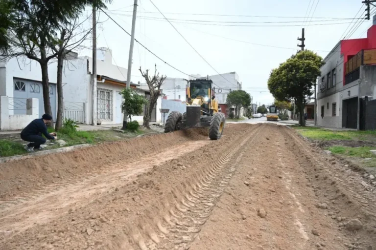 Trabajos de preparación para asfaltado en calle López y Planes y desmonte en calle Hernández