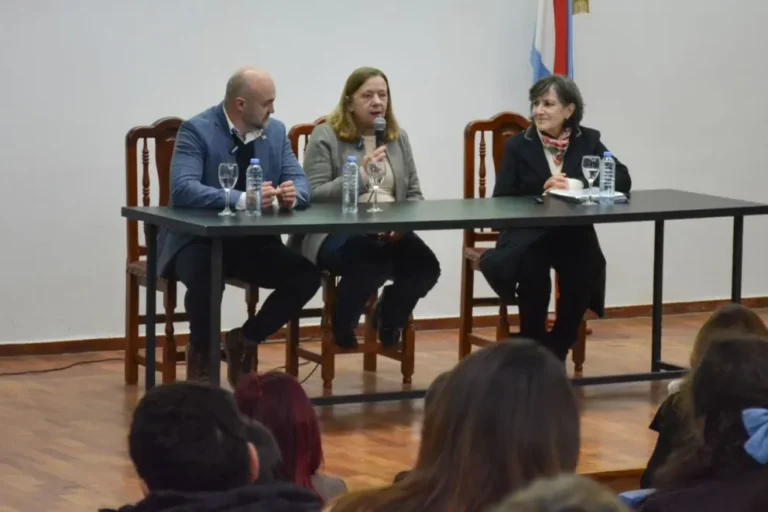 Jornada de capacitación sobre derechos humanos y trato digno a personas mayores en el salón del Consejo General de Educación