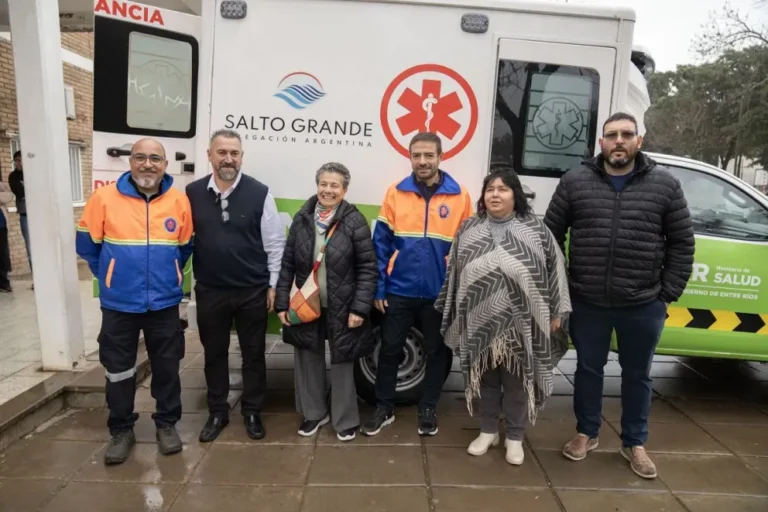 Autoridades sanitarias y locales durante la entrega de equipamiento en el hospital de Federal