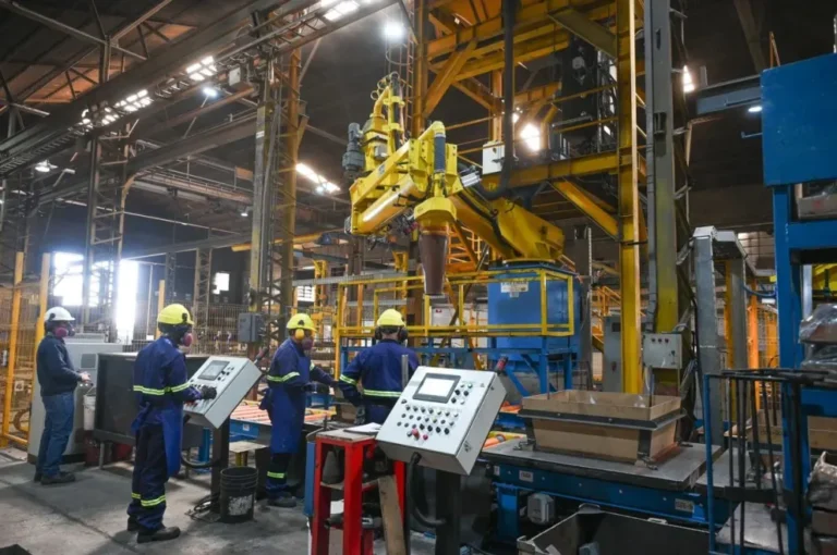 Trabajadores industriales en una fábrica de Entre Ríos