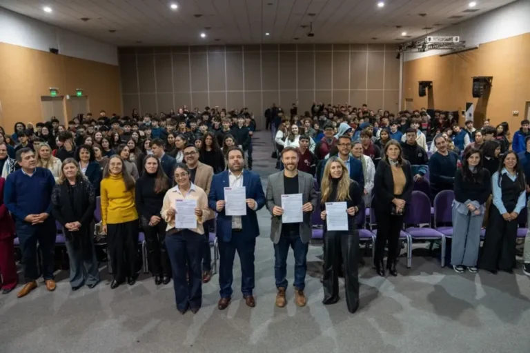 Presentación de la campaña Compromiso por una Crianza Digital Saludable en Concordia