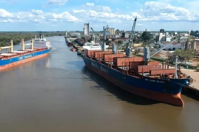 puerto-concepcion-exportacion-harina-soja-dinamarca Buque Windermere en los muelles del puerto de Concepción del Uruguay durante la carga de harina de soja