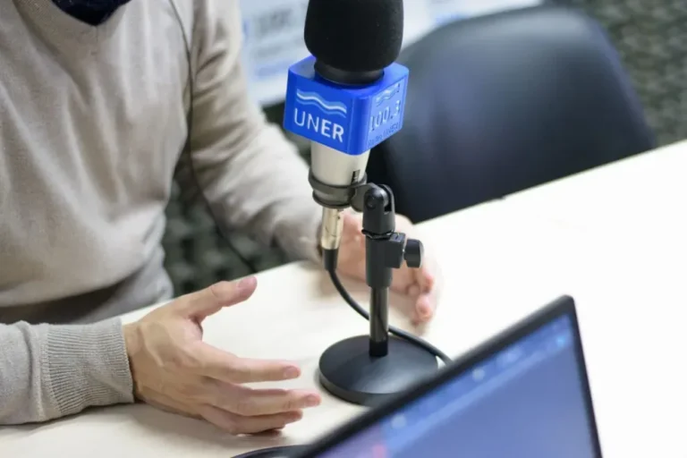 Transmisión en vivo de Radio UNER en plaza pública durante los festejos por sus 15 años