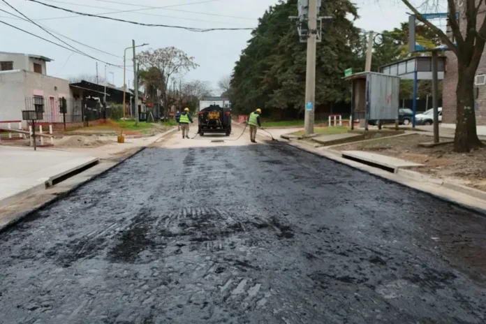 Riego asfáltico en calle Perigán, Gualeguaychú