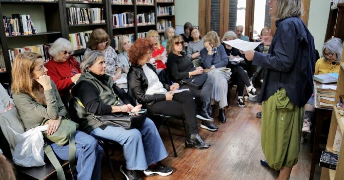 Biblioteca de la Ciudad de Buenos Aires con libros en estanterías