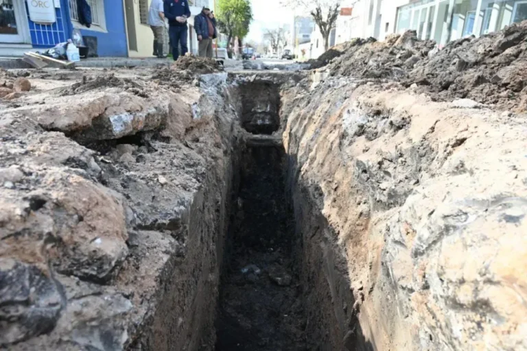 Trabajos de reemplazo de cañería cloacal en Primera Junta y San Juan