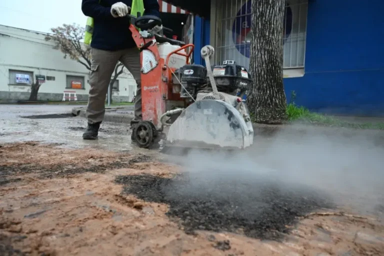 Obra de reparación de calzada en esquina Primera Junta y San Juan