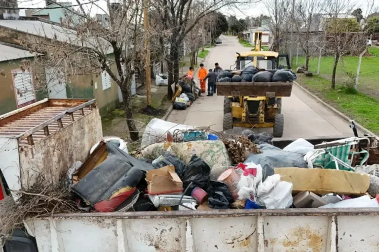 Operativo de limpieza en el Barrio Obrero con camiones de residuos