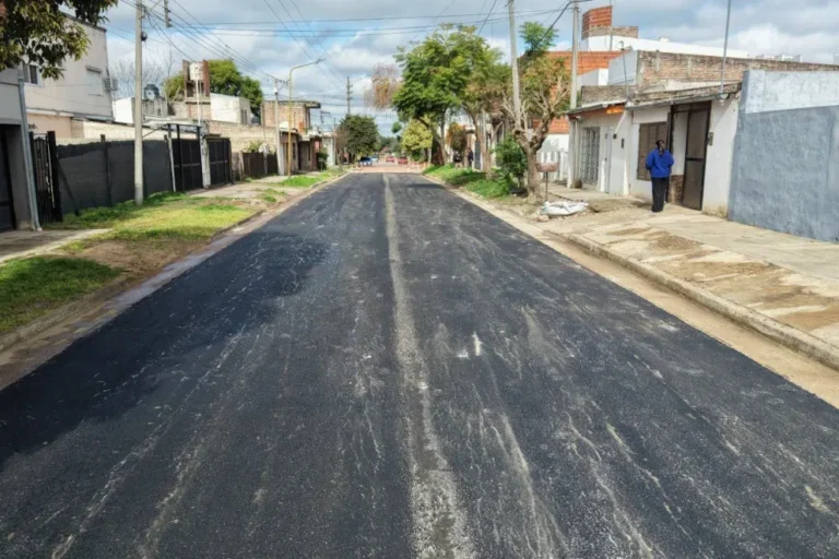 Calle asfaltada en Vicente López y Planes