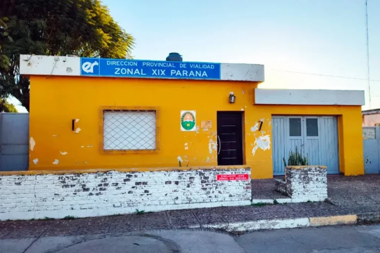 Trabajadores viales en movilización frente a Vialidad Provincial