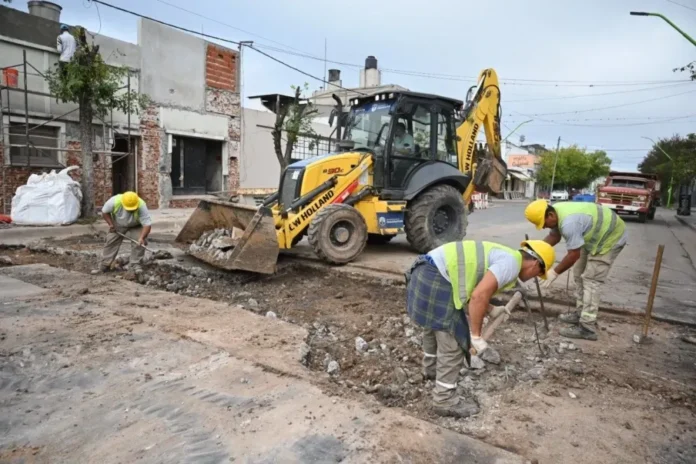 Trabajos de bacheo en una calle de la ciudad