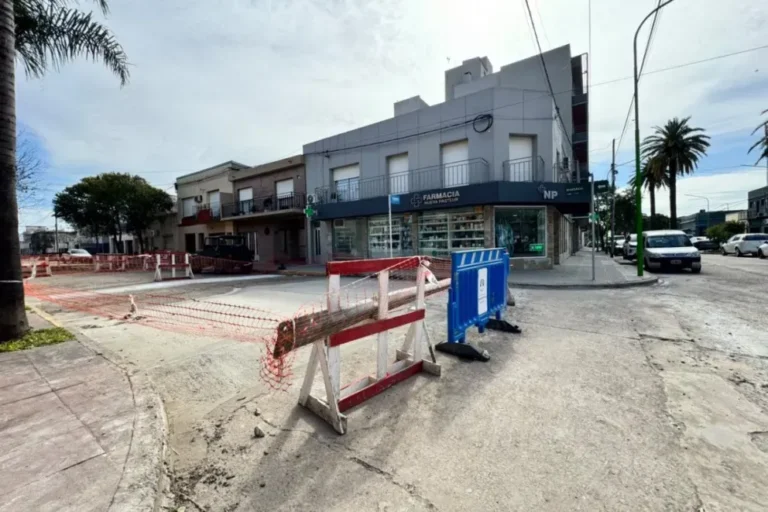 Señal de tránsito de corte de calle en Gualeguaychú