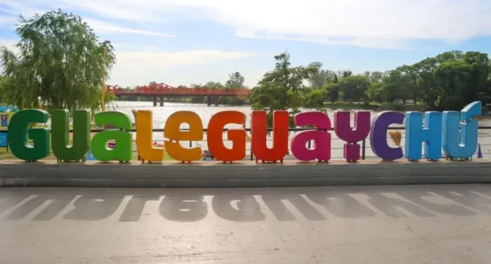 Vista de la costanera de Gualeguaychú con el río y turistas
