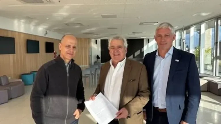 Firma de convenio entre UNER y MiradorTec en Paraná