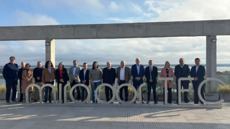 Firma de acuerdo entre UNER y MiradorTec